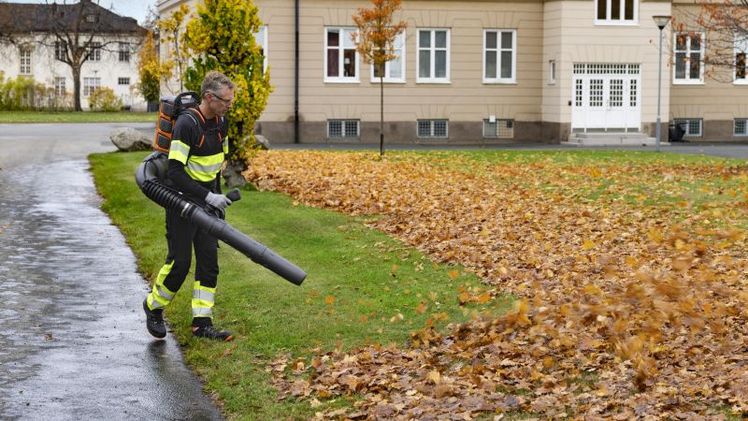 Der Husqvarna Akku-Laubbläser ist konsequent auf den täglichen Einsatz im professionelen Umfeld ausgelegt und liefert eine Leistung von 35 N. Bild: Husqvarna Deutschland.