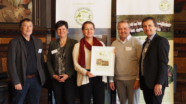 Ernst Rieger (Geschäftsführer, Rieger-Hofmann GmbH), Waltraud Blarr (Vorsitzende von "Kommunen für biologische Vielfalt" und Beigeordnete der Stadt Neustadt an der Weinstraße), Ewa Hermann (Gemeinde Kalletal), Mario Hecker (Bürgermeister, Gemeinde Kalletal), Robert Spreter (Geschäftsführer, "Kommunen für biologische Vielfalt"). Bild: © Kommbio.