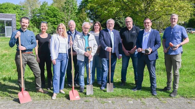 (v.l.n.r.): Carsten Rech, Christiane Ahlers, Claudia França Machado, Harald Wennemers, Heinz-Jürgen Zirbes, Andrea Brüggemeyer, Rainer Lagemann, Michael Reiffenschneider, Jochen Jocher und Thorsten Karla. Bild: © Kreis Steinfurt. Freuen sich auf den Start des bundesweiten Wettbewerbs „abpflastern“ im Kreis Steinfurt am Montag, 5. Mai (v.l.n.r.): Carsten Rech (Amt für Klimaschutz und Nachhaltigkeit des Kreises Steinfurt), Christiane Ahlers (NABU Kreisverband Steinfurt), Claudia França Machado (Amt für Klimaschutz und Nachhaltigkeit), Harald Wennemers (BUND Kreisgruppe Steinfurt), Heinz-Jürgen Zirbes (Kreisheimatbund Steinfurt), Andrea Brüggemeyer (Technische Schulen des Kreises Steinfurt), Rainer Lagemann (Arbeitsgemeinschaft Naturschutz Tecklenburger Land), Michael Reiffenschneider (VGL NRW, Bezirksverband Münsterland), Jochen Jocher und Thorsten Karla (beide Technische Schulen). Bild: © Kreis Steinfurt.