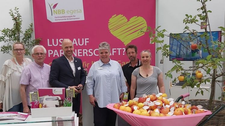 NBB egesa auf der spoga+gafa: Prokuristin Susanne Kern-Schulz (3. v.r.), und Messedirektor Stefan Lohrberg (3. v.l.) begrüßen gemeinsam einige der NBB egesa Partner*innen auf der spoga+gafa. Bild: NBB egesa.