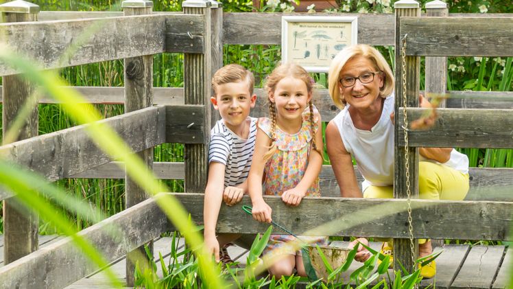 Landeshauptfrau Johanna Mikl-Leitner mit Moritz und Veronika am Forscherteich im Forschergarten der GARTEN TULLN. Bild: © „Natur im Garten“ / J. Ehn. 