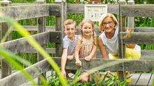 Landeshauptfrau Johanna Mikl-Leitner mit Moritz und Veronika am Forscherteich im Forschergarten der GARTEN TULLN. Bild: © „Natur im Garten“ / J. Ehn. 