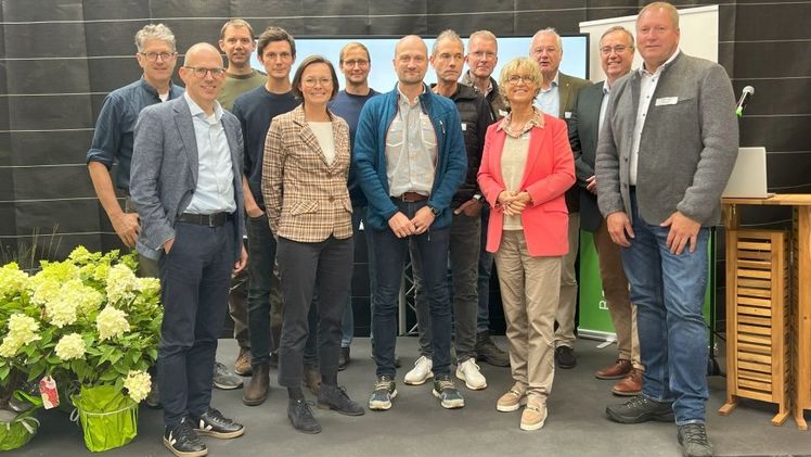 Gemeinsam stark: Die Spitzen der Verbände, Vorstand kamen in die Gartenbaumschule von Christoph Hau (6. v. r.). Bild: Landesverband Gartenbau NRW.