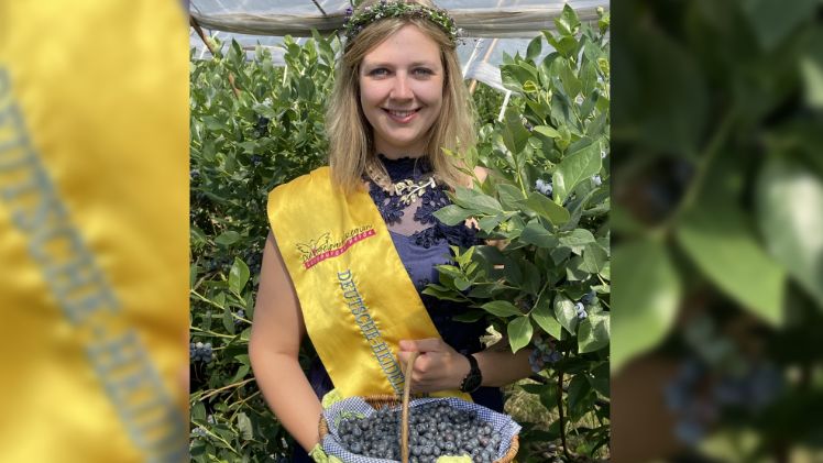 Die deutsche Heidelbeerkönigin Pia Meyer. Bild: Vereinigung der Spargel- und Beerenanbauer e.V.