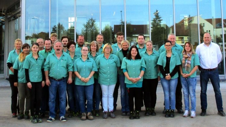 Das Team im neuen BayWa Bau- und Gartenmarkt in Straubing an der Geiselhöringer Straße 59 freut sich auf die große Neueröffnung am 15. Oktober 2018. Foto: BayWa Bau & Garten. 