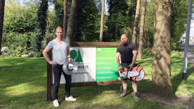 GaLaBauer Ralf Gruber (l.) von Suntrup/Gruber Garten- und Landschaftsbau setzt die Diamanttrennscheibe ‚Spezial‘ von Nozar seit Jahren ein: „Sie ist DAS Werkzeug schlechthin.“ Bild: Nozar.