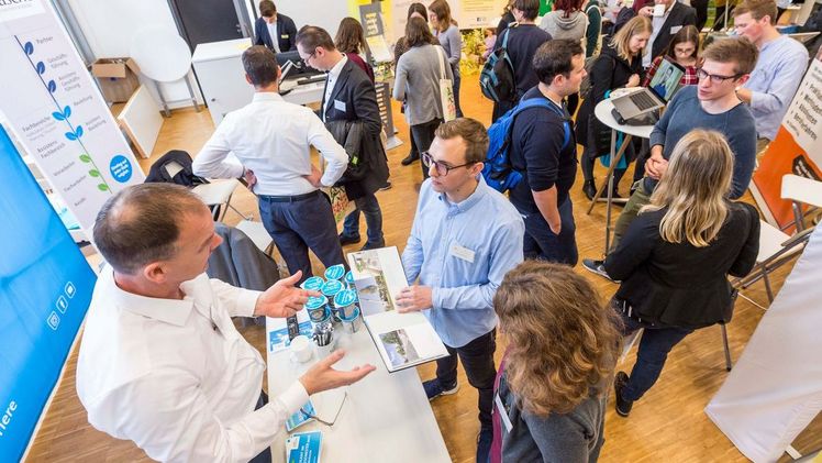 Rund dreißig Unternehmen präsentierten sich bei der zweiten gemeinsamen Firmenkontaktmesse Gartenbau und Landschaftsarchitektur, die vom LearningCenter der Hochschule Osnabrück organisiert wurde. Bild: Bettina Meckel.