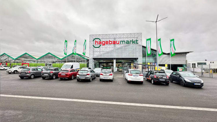 Neben dem großzügigen Eingangsbereich lenken die hohen Fahnenmasten im hagebau Dachmarken-Design die Aufmerksamkeit auf sich. Bild: hagebau.