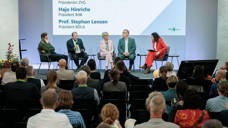 Zukunftspanel mit Vertretern und Vertreterinnen der Grünen Branche, v.l.: Prof. Stephan Lenzen, Thomas Banzhaf, Eva Kähler-Theuerkauf, Hajo Hinrichs und Moderatorin Katie Gallus. Foto: DBG/ Veder.
