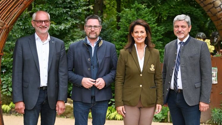 Staatsministerin Michaela Kaniber gemeinsam mit Dietmar Lindner, Gerhard Hopp, sowie Sandro Bauer. Bild: Judith Schmidhuber/StMELF.
