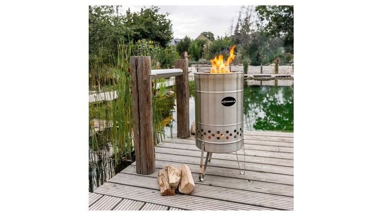 Mit dem raucharmen Feuer in der Feurtonne Pyron von Petromax kommt das Abenteuer-Gefühl von Wildnis direkt im heimischen Garten. Bild: Petromax.