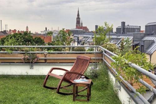 Skyline-Blick in München: Mitten in der Bayern-Metropole verwirklichte eine Familie ein grün-innovatives Bauprojekt. Foto: DGS/Zinco.