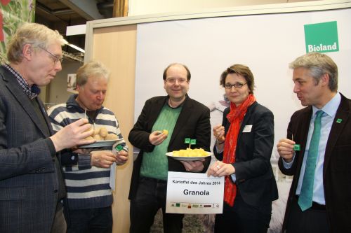 Vertreter der bundesweiten Jury verkosten die Kartoffel des Jahres 2014 (v.l.n.r.: Georg Janßen, AbL e.V.; Karsten Ellenberg, Ellenberg´s Kartoffelvielfalt GbR; Christian Meyer, niedersächsischer Landwirtschaftsminister; Carolin Grieshop, Kompetenzzent