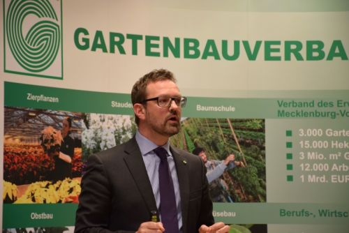 ZVG-Generalsekretär Bertram Fleischer zeigt eindrucksvoll die engagierte Arbeit des ZVG für den deutschen Gartenbau in Berlin, Bonn und Brüssel auf. Foto: GVN, Dr. Frank Schoppa.