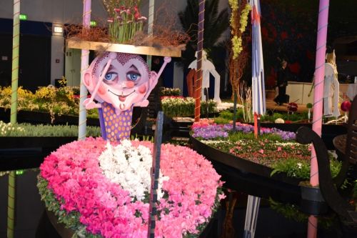 Farbenfroh bepflanzte Gondeln haben die Blumenhalle in einen bunten und fröhlichen "Karneval der Blumen" verwandelt. Bild: ZVG.