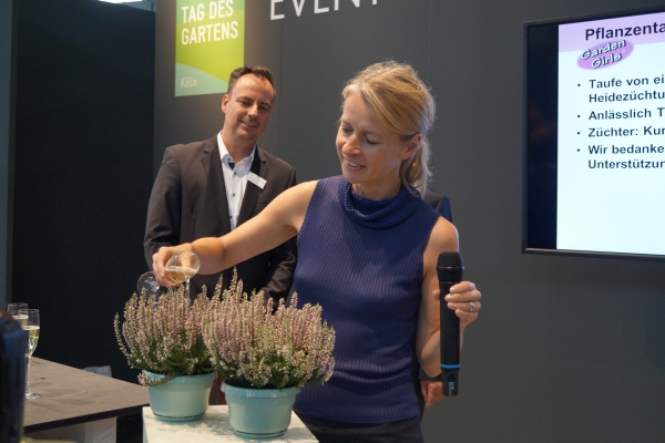 Silke Peters tauft 'Mary Rose'. Bild: GABOT. Silke Peters tauft 'Mary Rose'. Bild: GABOT.