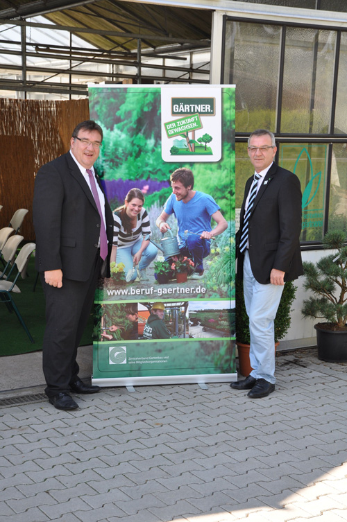 Jürgen Mertz (rechts), Präsident des Zentralverbandes Gartenbau und des Hessischen Gärtnereiverbandes, wirbt zusammen mit Mark Weinmeister, Staatssekretär im Hessischen Ministerium für Umwelt, Energie, Landwirtschaft und Verbraucherschutz, für die U