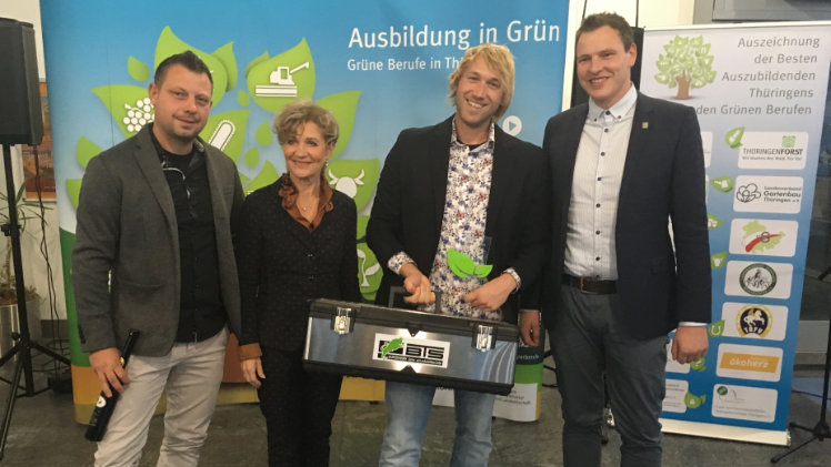 Tino Stange vom Ausbildungsbetrieb BTS Gartenwerk aus Erfurt, Ministerin Birgit Keller, Thüringens bester Landschaftsgärtner Phillipp Schenk und der stellvertretende FGL-Regionalpräsident von Thüringen Tom Steinbrück (v.l.n.r.). Bild: FGL Hessen-Thüringen.