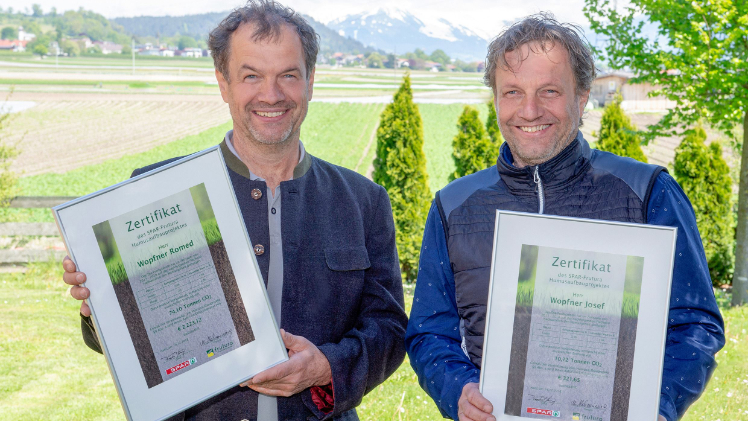 Die Brüder Romed und Josef Wopfner mit dem Zertifikat für das „SPAR Frutura Humusaufbauprojekt“. Bild: SPAR.