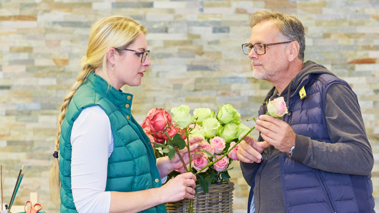 Blumenkauf im gärtnerischen Fachhandel bedeutet auch zum Valentinstag gute Beratung und herausragende Qualität. Bild: GMH/BVE.