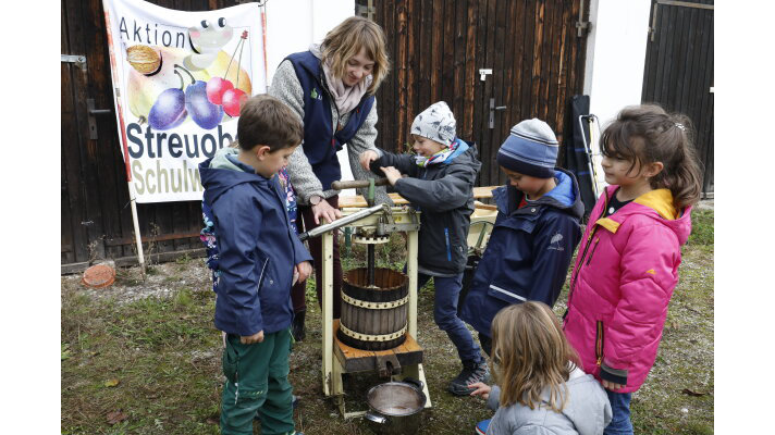 Saft aus Streuobst pressen macht richtig Spaß. Bild: B. Gleixner, LfL.