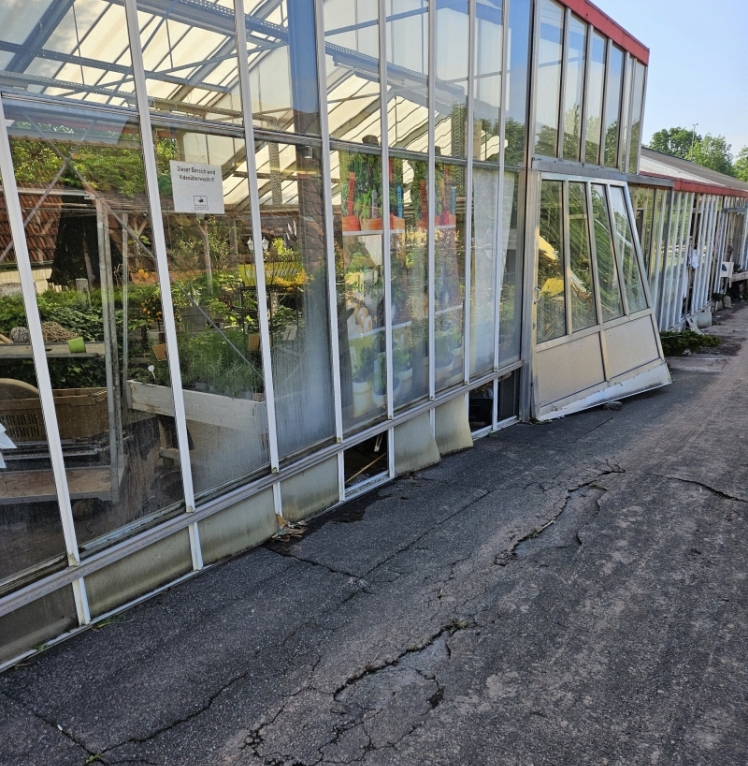 Unterspülte Seitenwand eines Gewächshauses in Süddeutschland. Bild: © Gartenbau-Versicherung.