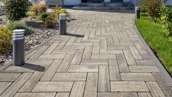 Antikpflaster mit modernem Touch: Mit den gealterten Kanten und der ebenen Oberfläche wirkt Zentano antik auch im modernen Umfeld äußerst attraktiv. Bild: KANN GmbH Baustoffwerk, Benndorf.